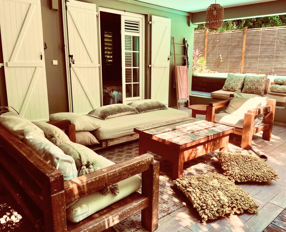 Location villa 3 chambres Trois ilets - salon en palettes RDC